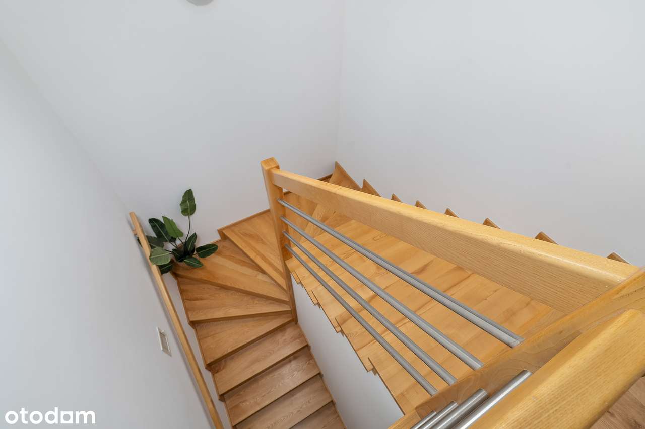 Rodzinny dom. Salon + 4 pokoje! Duża działka 880m² i wiata garażowa 2-6
