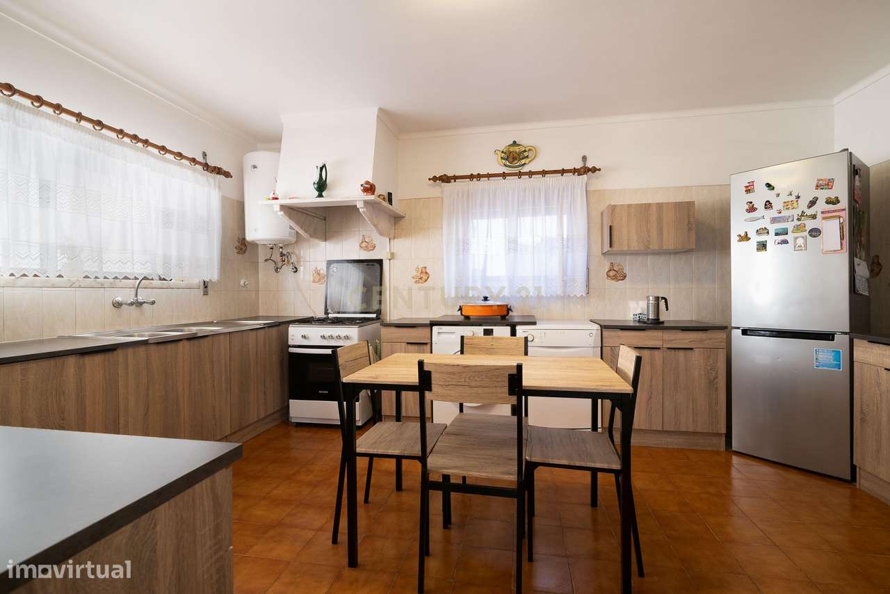 Moradia T4 com Anexo T2 Independente | 400 m² de Construção | Lote de-15