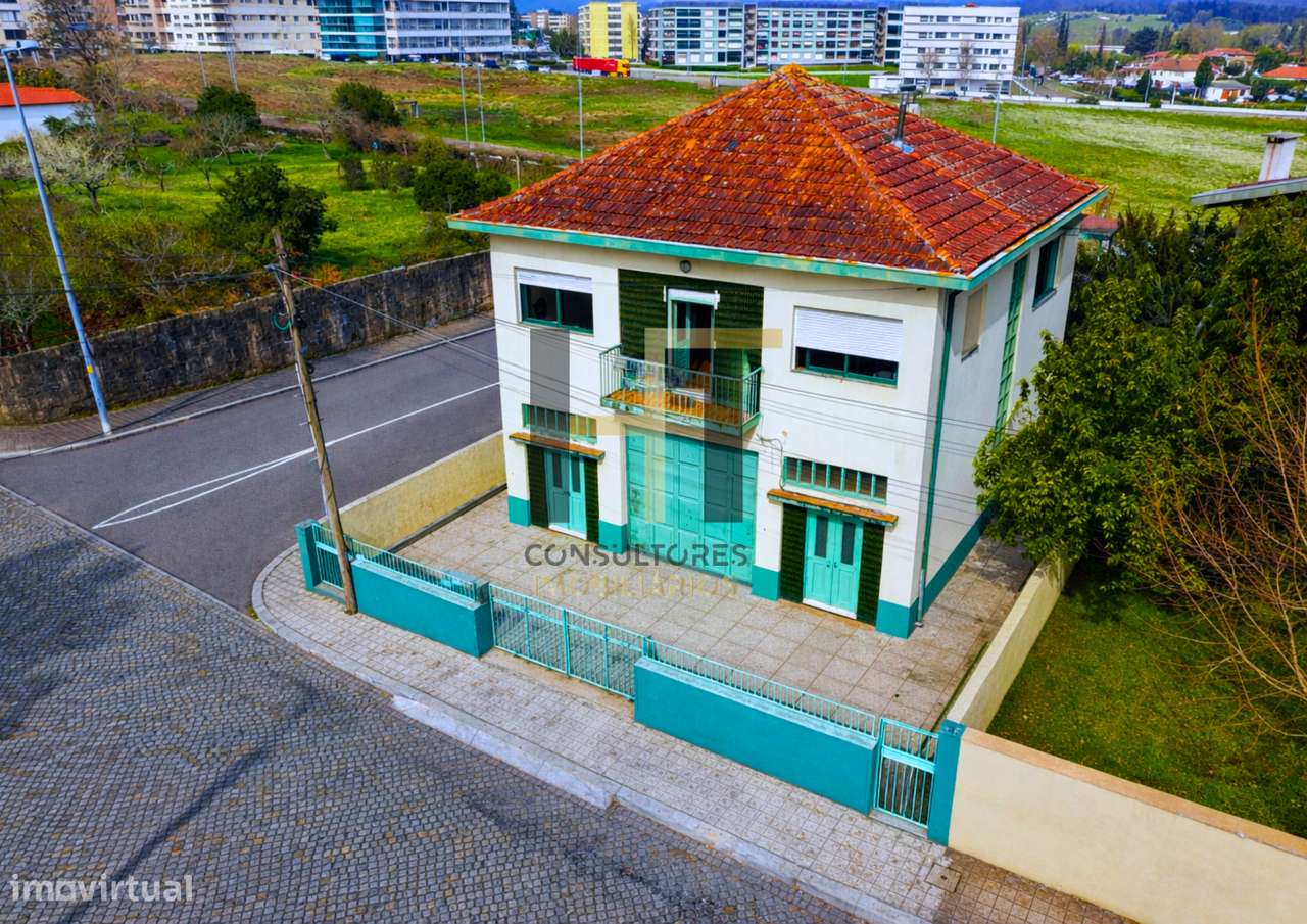 Moradia com Armazém e 2 Habitações | Elevado Potencial de Investime - Grande imagem: 2/23