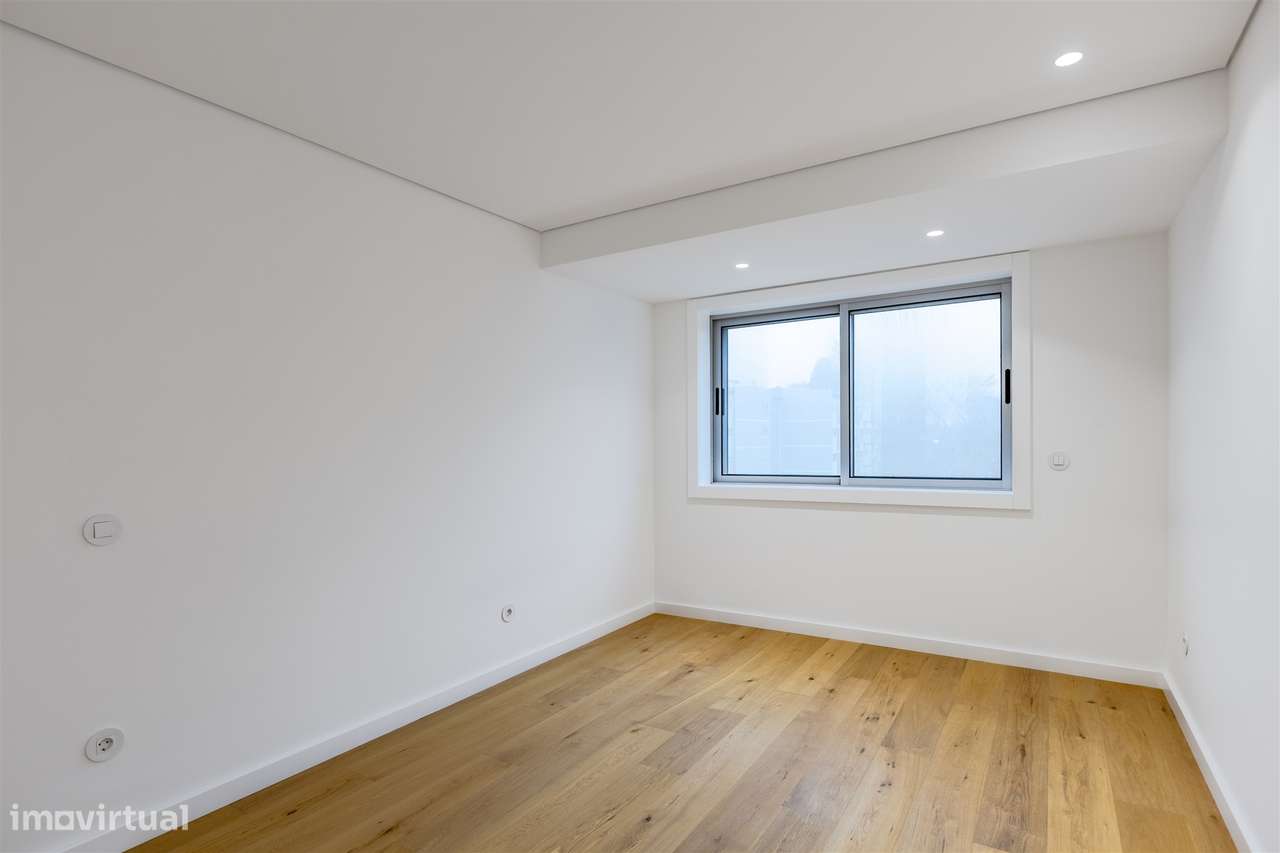 Apartamento T3 Renovado com Varandas na Avenida da Boavista-25