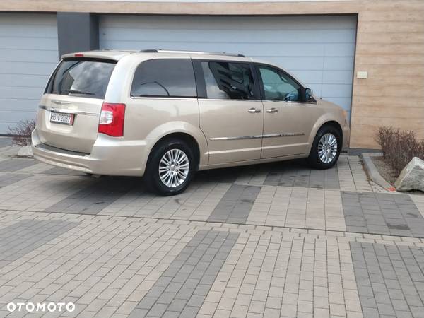 Chrysler Town & Country 3.6 Limited - 14