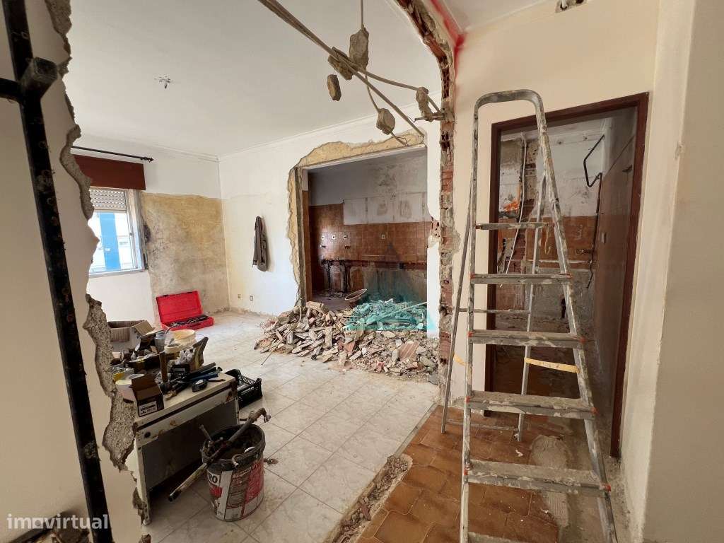 Apartamento T3 Semi-Remodelado na Arrentela 2º andar-1