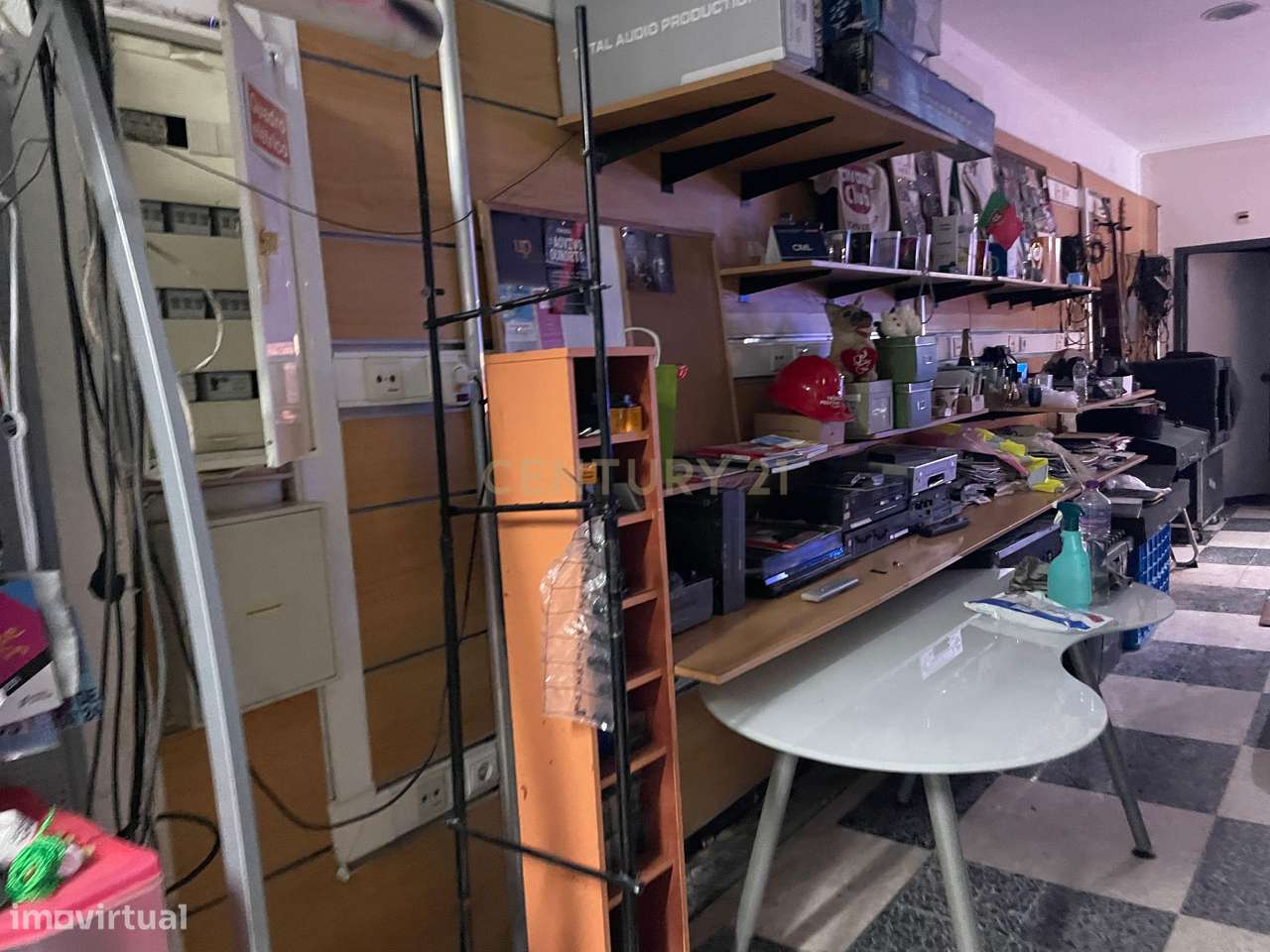 Loja com Cave e Grande Visibilidade na Rua Pascoal de Melo, Arroios - Grande imagem: 2/13