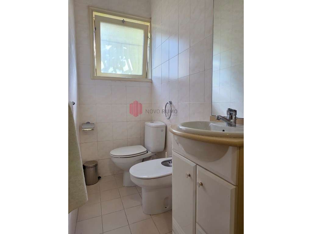 Moradia T6 de 4 frentes em Nogueira da Maia Excelente estado, áreas...-17