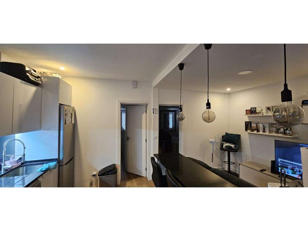 Moradia Remodelada com 4 Assoalhadas, Cacém, Sintra, Lisboa-5