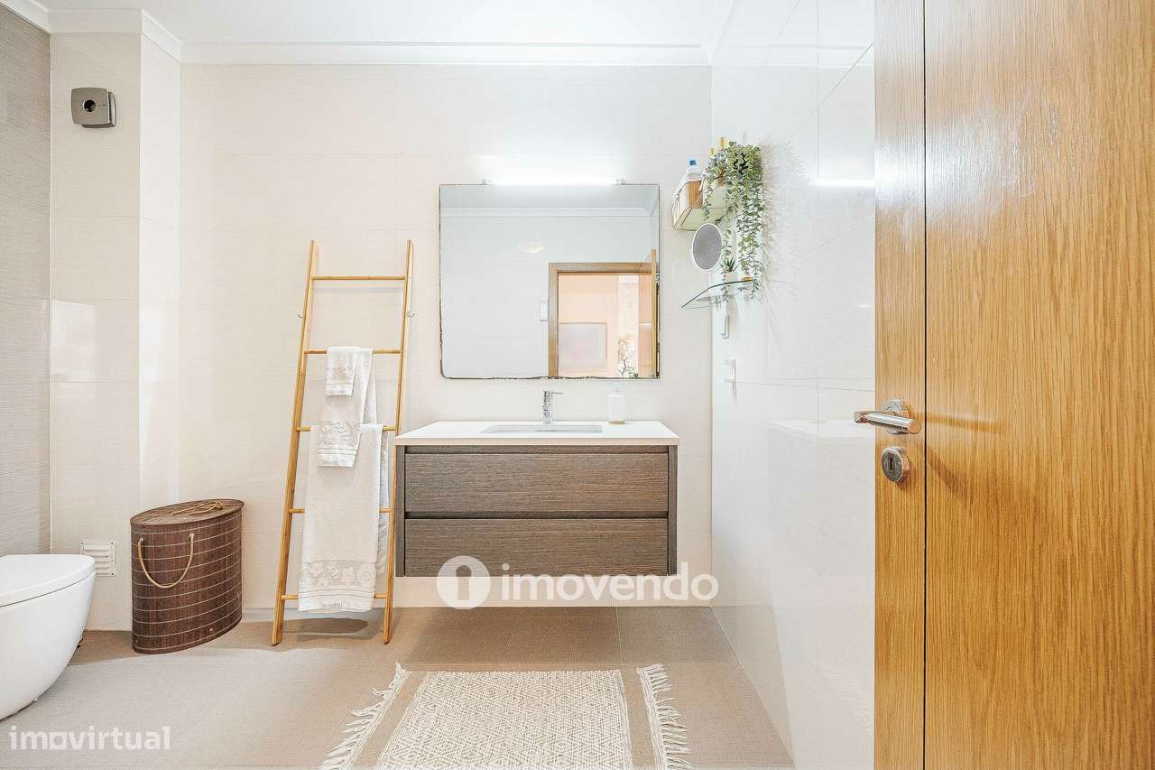 Apartamento T4 Duplex, com estacionamento e arrecadação, no Barreiro-44