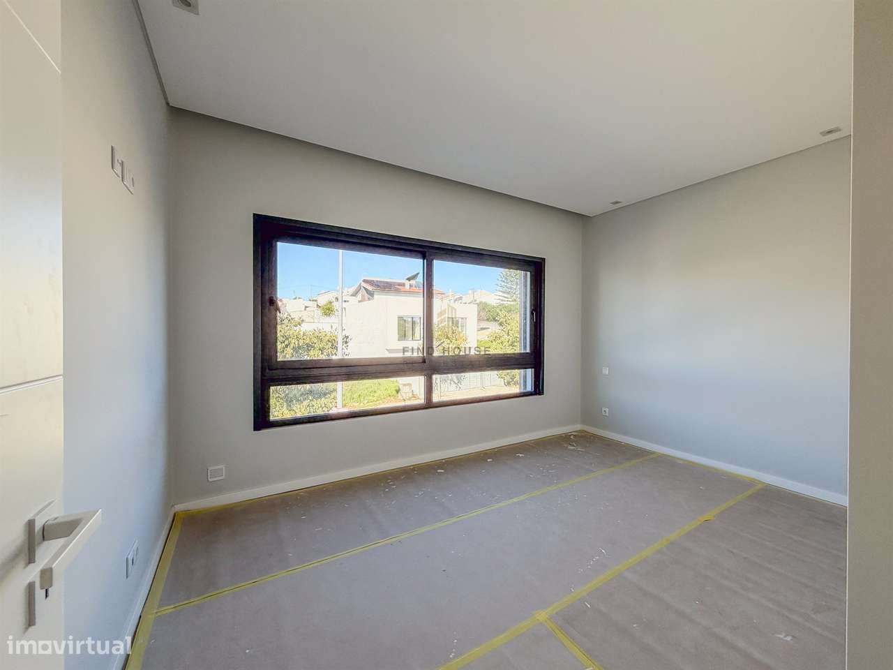 Vende-se Moradia T4 com jardim em Albarraque-28