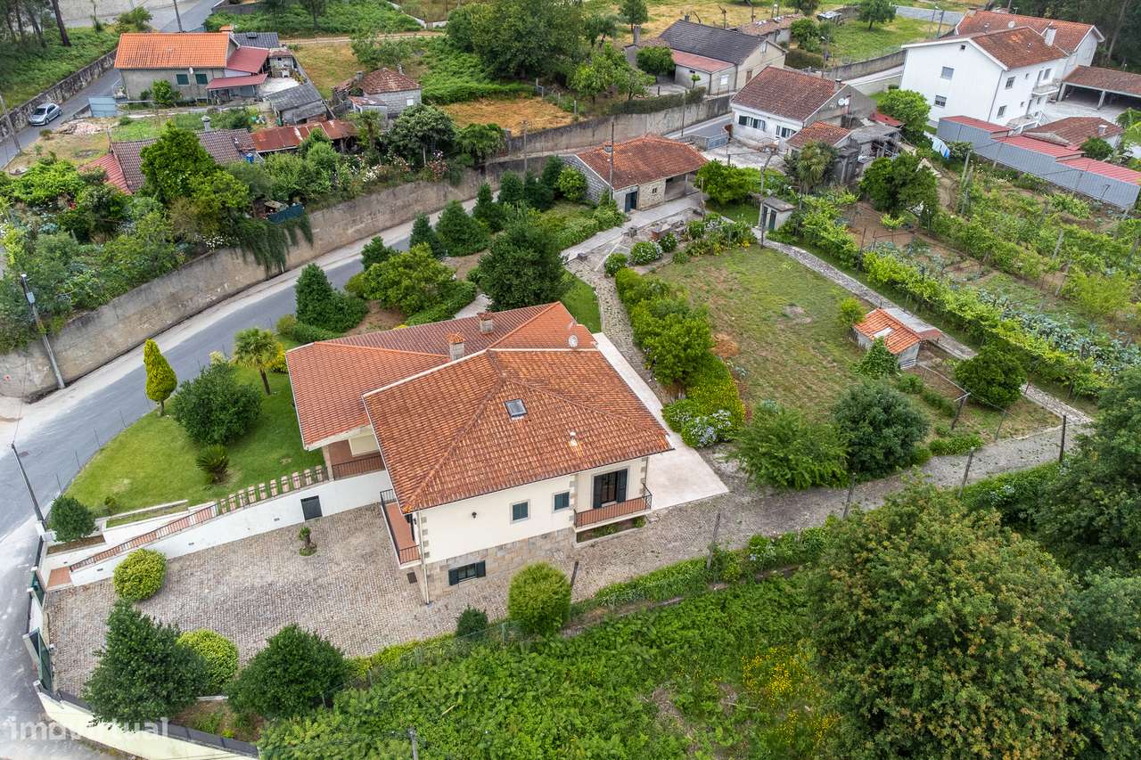 Moradia T4 Independente + T0 em Lago, Amares - Oportunidade Única!-24