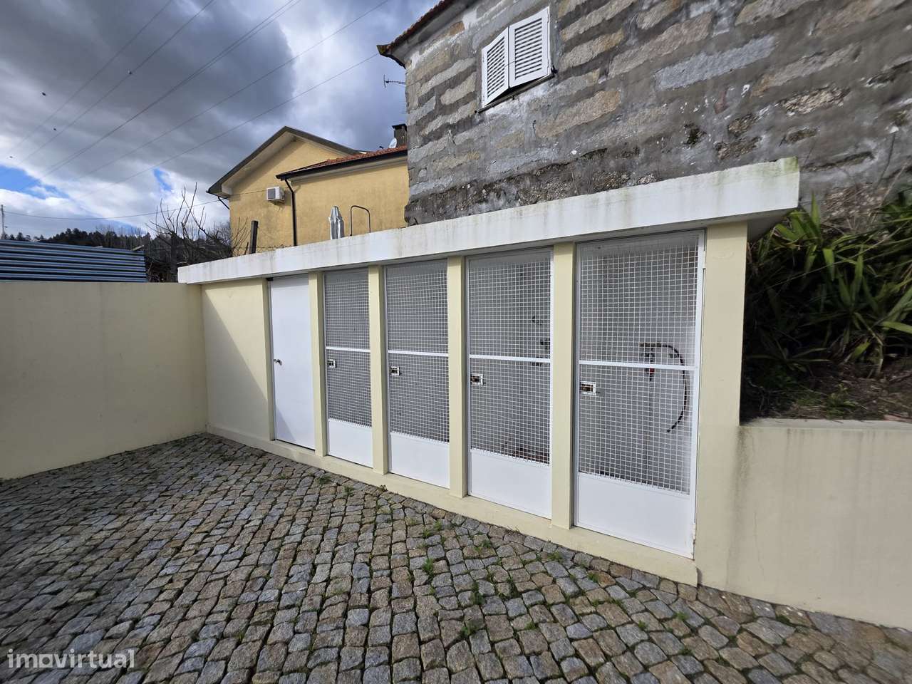 Moradia T2 com terraço e garagem nos subúrbios-18