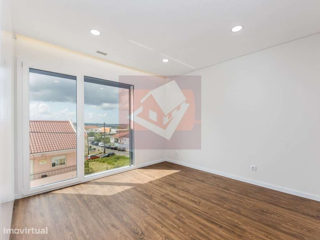 Moradia V5 nova no Bairro do Trigache em Famões-22