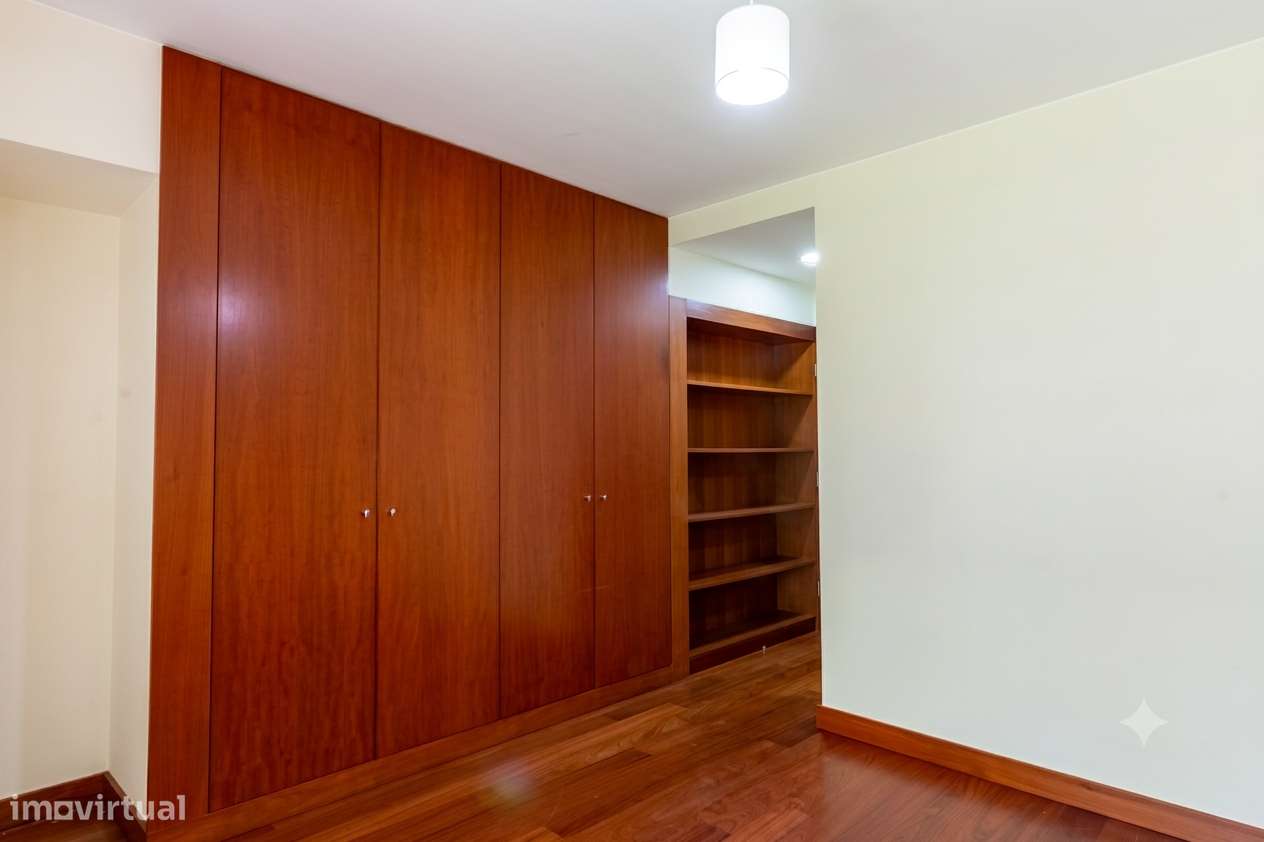 Apartamento T5 com 4 casas de banho e garagem-29