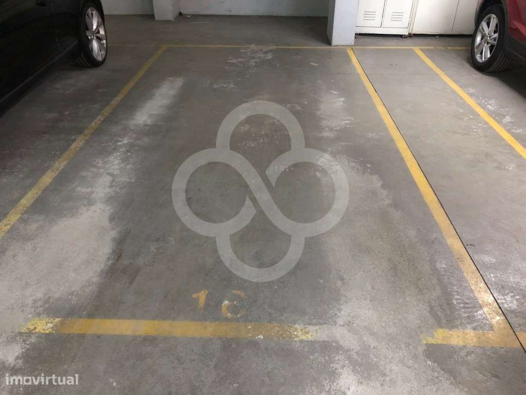 Parqueamento 15 m² no Edifício Tascõa em Massamá perto da estação d...-11