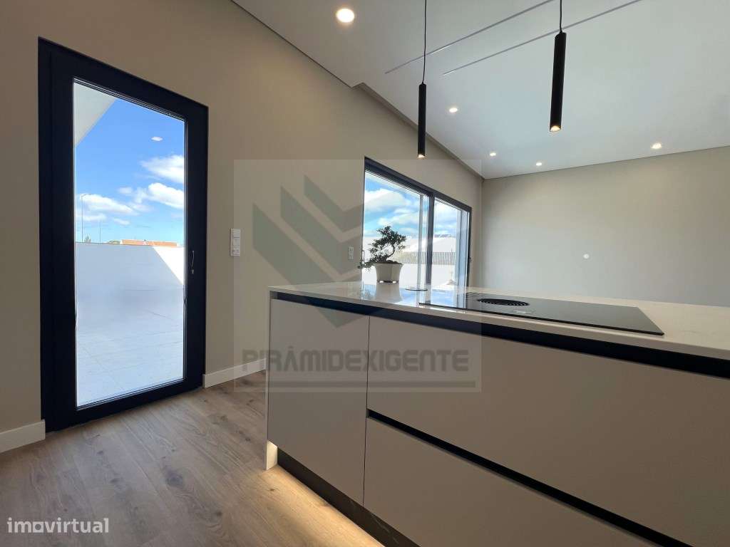 CHARMOSA! Moradia Construção NOVA Isolada, Azeitão! Central!-6