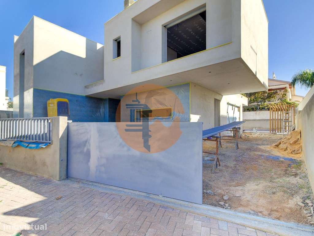 Moradia Isolada V4 com Piscina em Construção-7