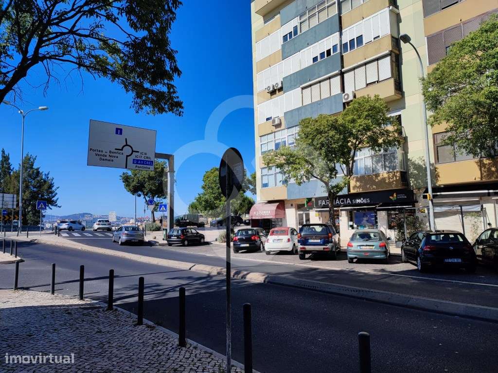 Loja arrendada com muita luz na zona das Pedralvas em Benfica - Grande imagem: 4/22
