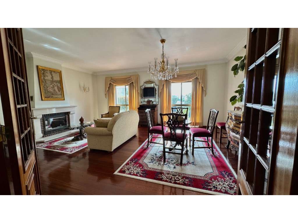 Moradia T5 com Sótão, Jardim Privado e Churrasqueira - Carnaxide - Grande imagem: 5/21