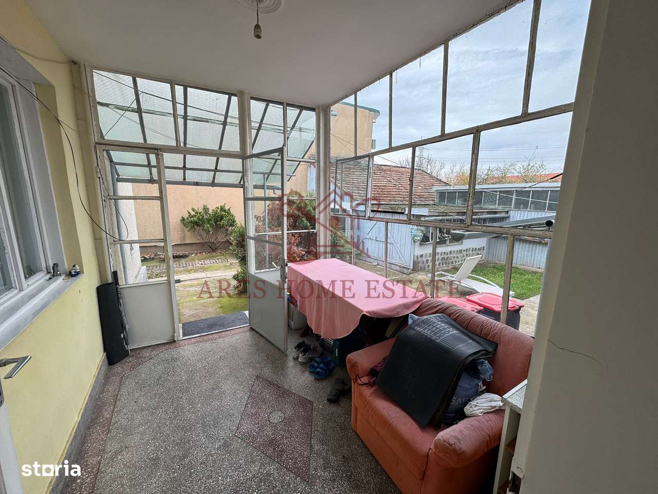 Investiție cu potențial: 2 apartamente + mansardă – Comison 0-5