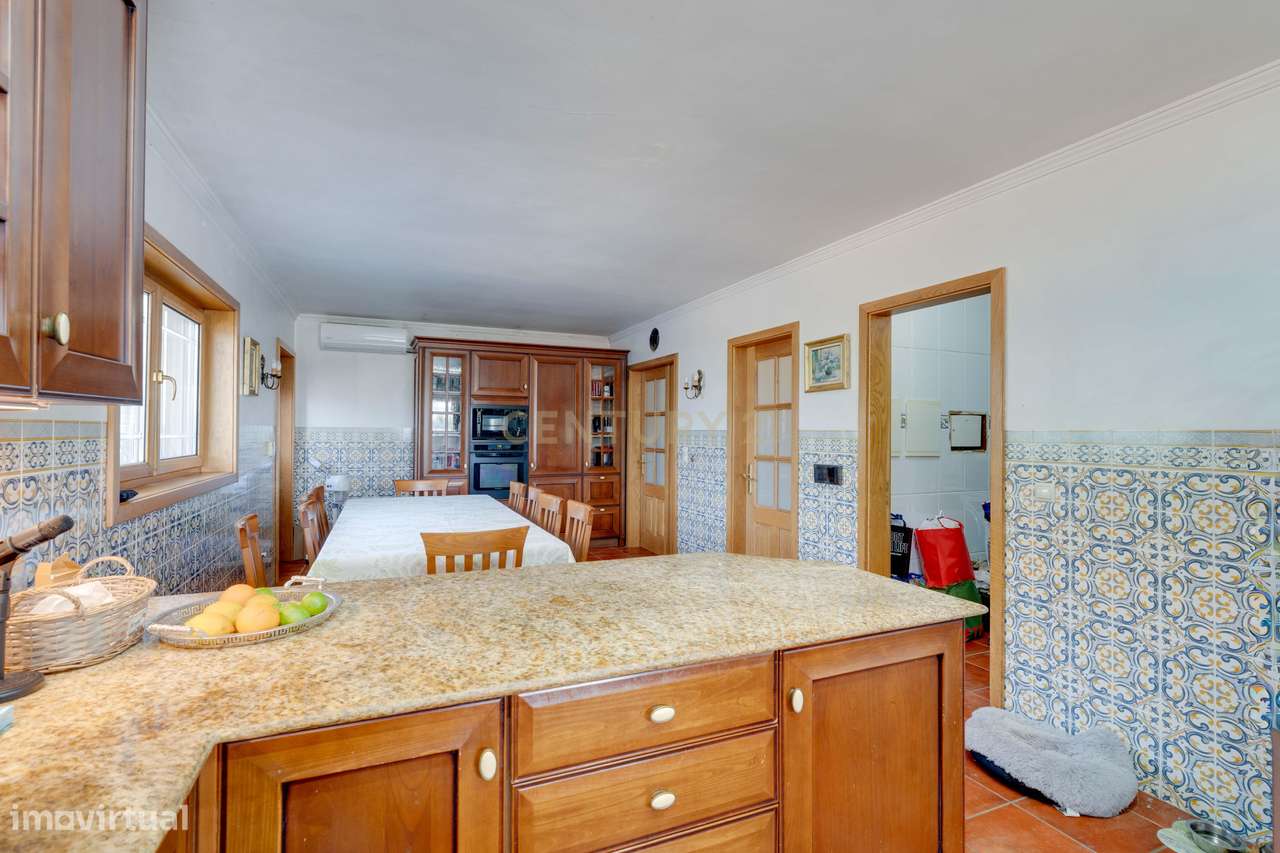 Encantadora Moradia de 4 Frentes-27