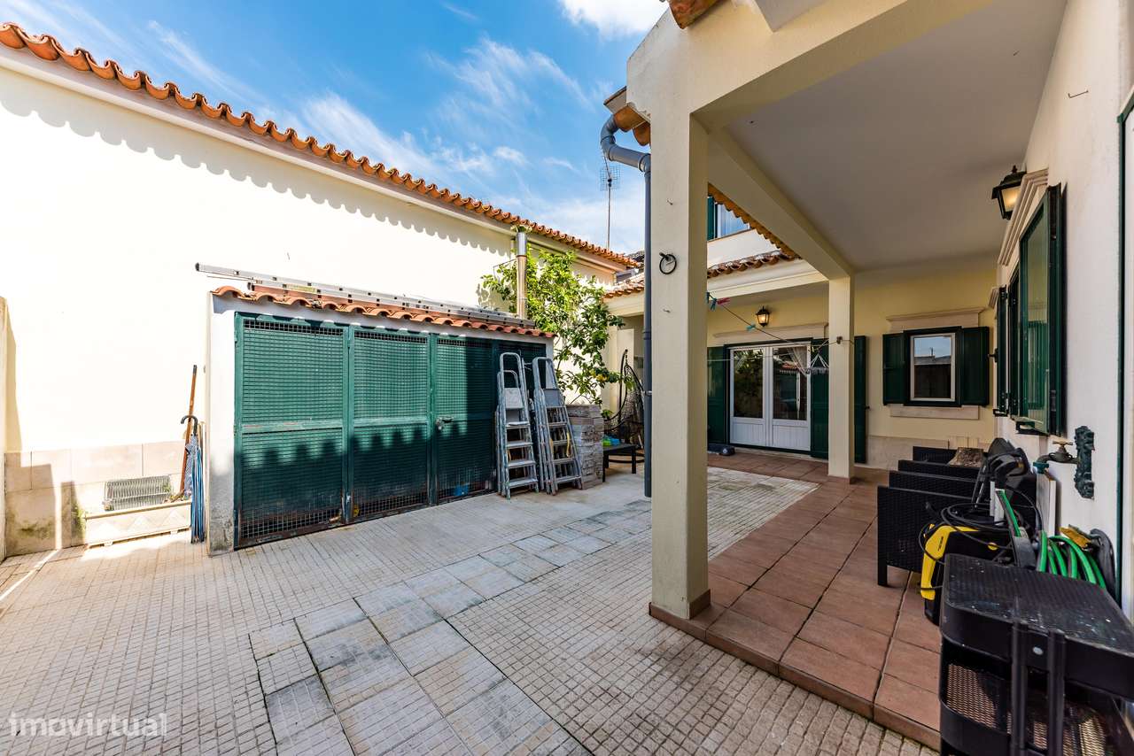 Moradia T4 | áreas generosas | espaço exterior | sótão-36