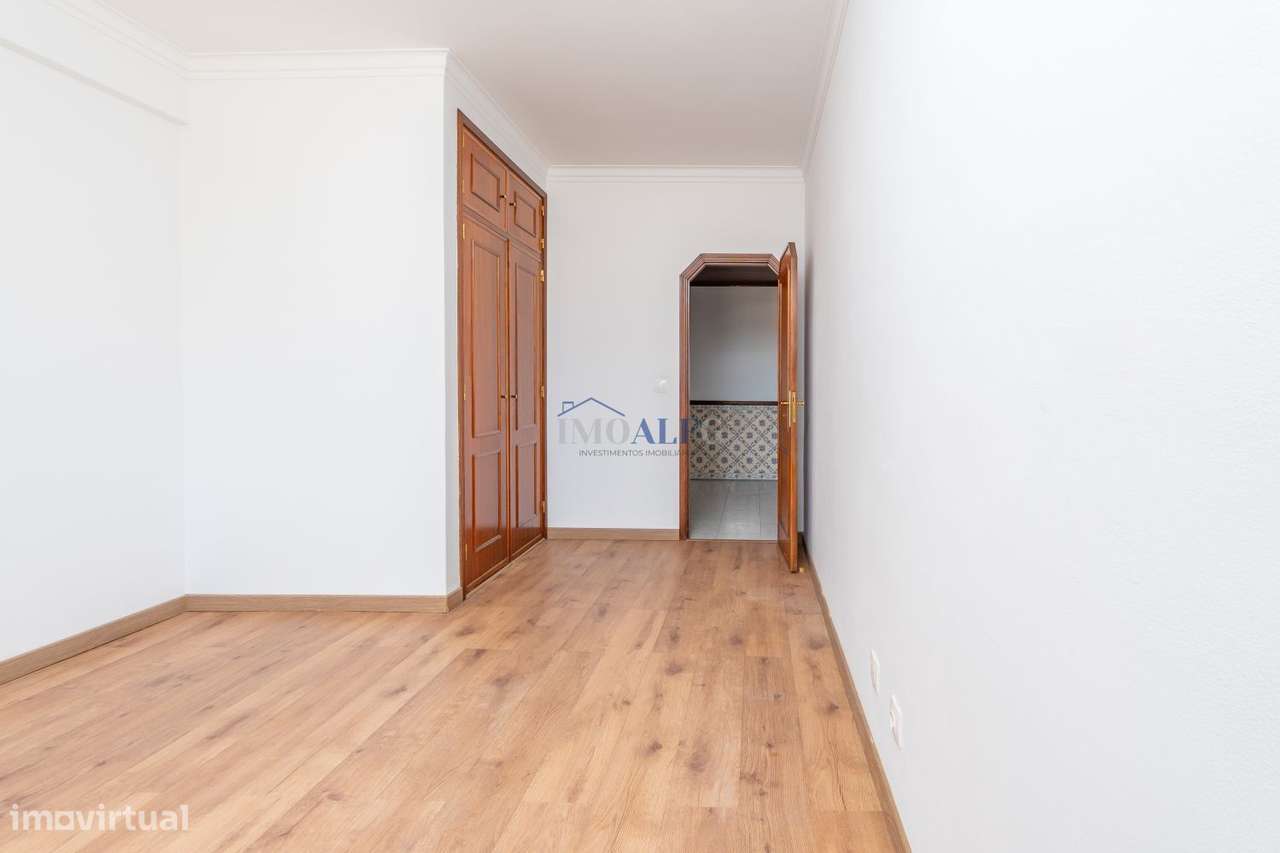 Apartamento T3 no centro de Vialonga com elevador-13