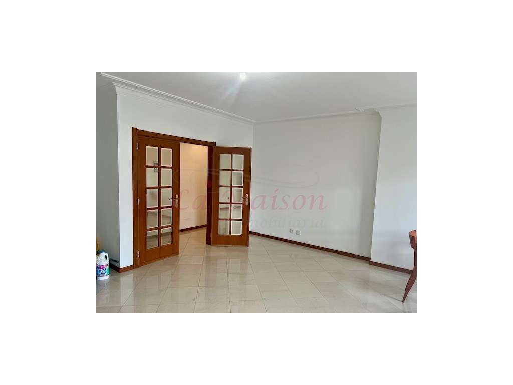 Apartamento T3+1 em Casal de Cambra-6
