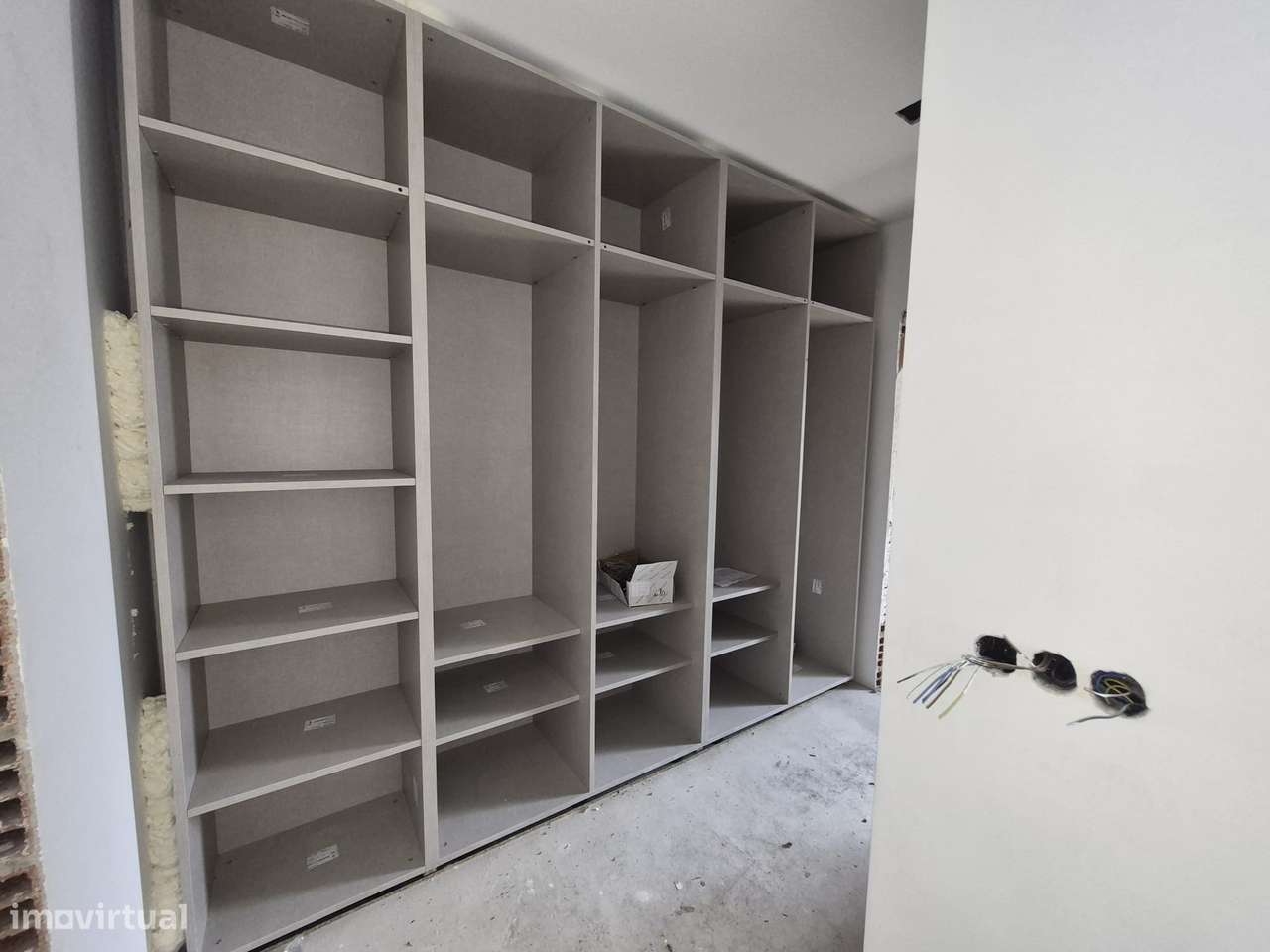 Moradia T3, térrea, geminada com garagem e jardim. Fração "B"-9