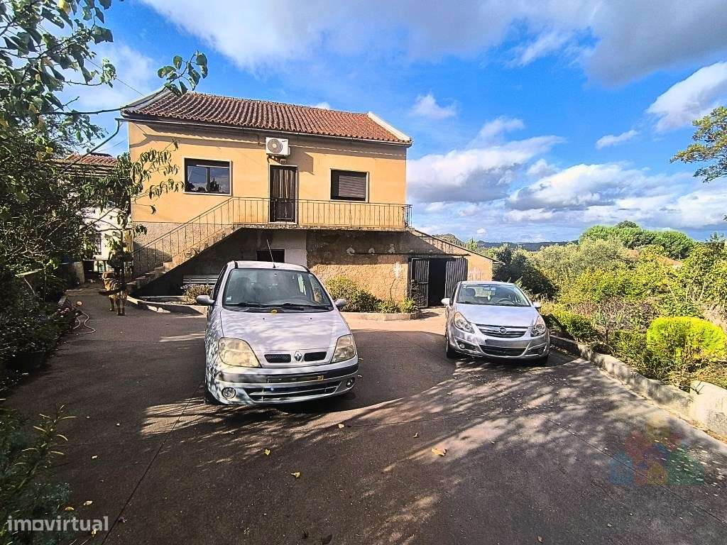 Moradia T4 com construção robusta e terreno perto IC9- Tomar-4