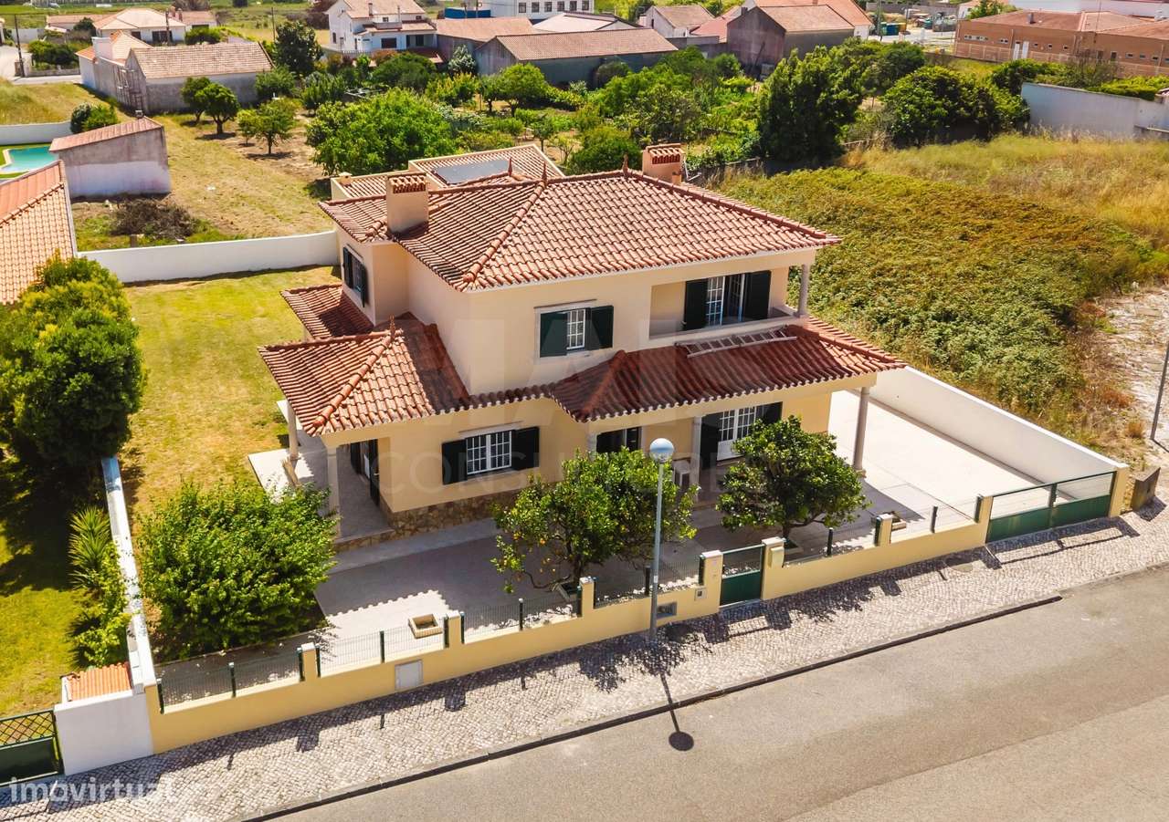 Moradia T4 com Charme em Olho Marinho | 260m² | Lote 734m²-0