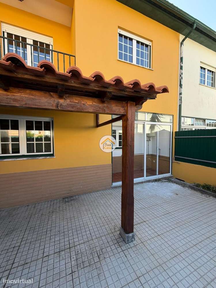 Moradia T4 no centro de Cantanhede com dois pisos e terraço.-42
