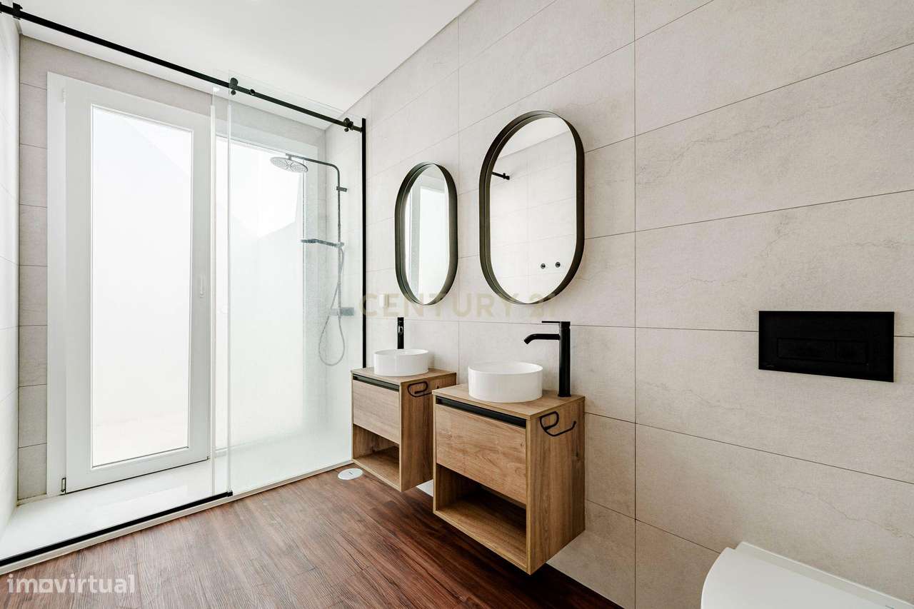 Moradia T4 em Fernão Ferro, Seixal, com Piscina e enorme Jardim-37