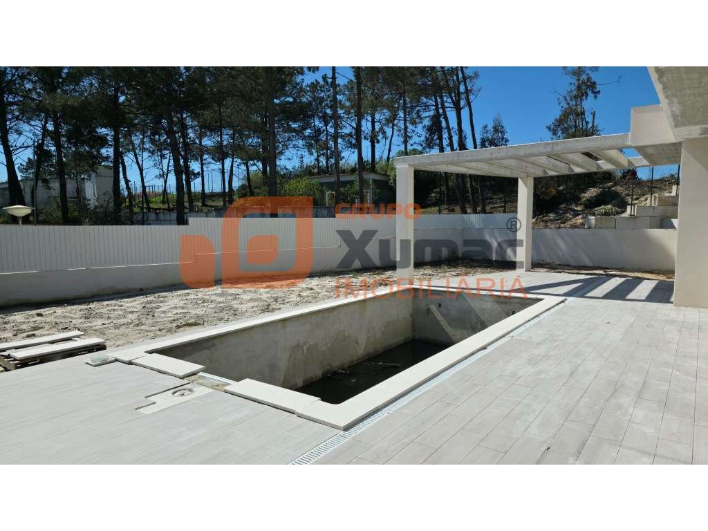 Moradia T4 Contemporânea c/ Piscina-36