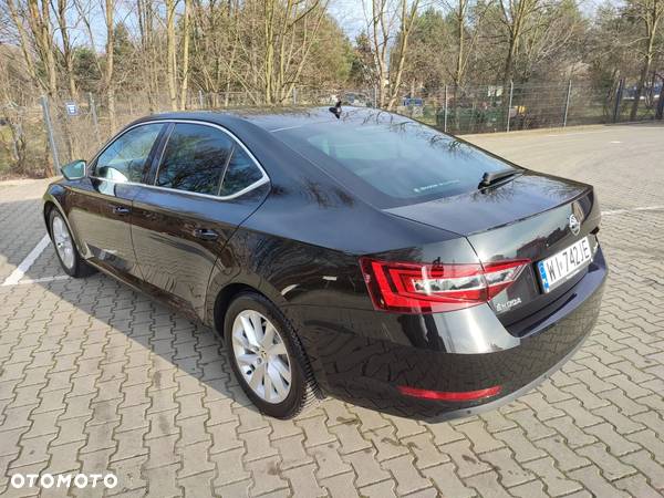 Skoda Superb 2.0 TDI SCR Style DSG - 4