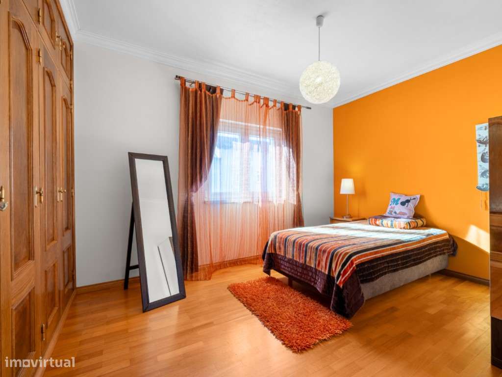 Moradia T4+1 localizada no bairro do 'Casal Novo'.-22