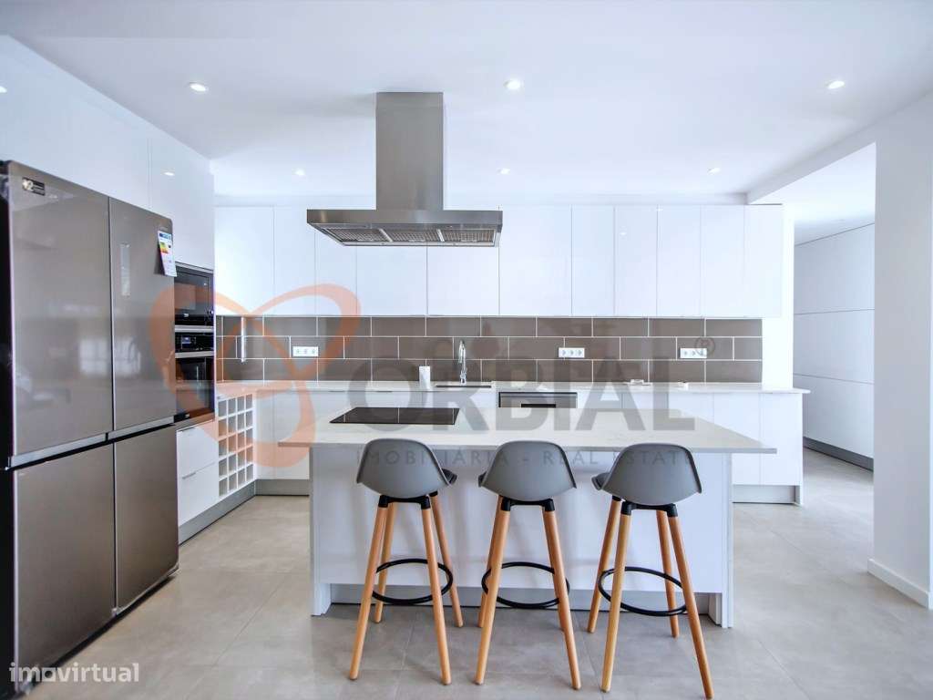 Moradia para venda em Albufeira com 6 quartos e piscina-8