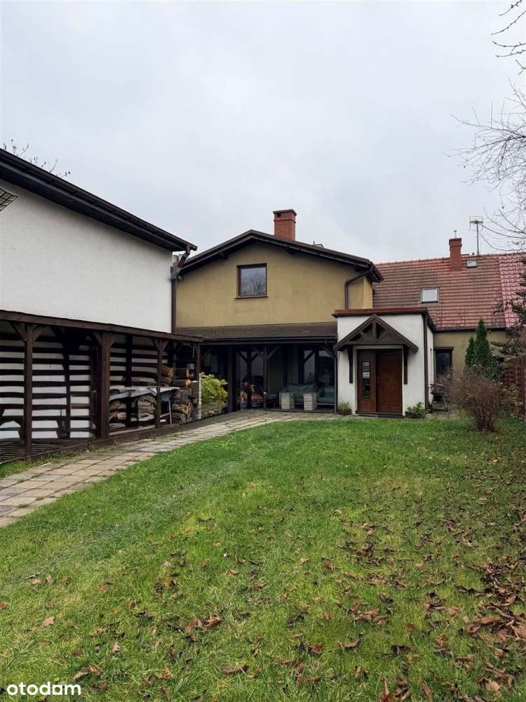 Dom z lokalami handlowymi - centrum Pyskowic.-0