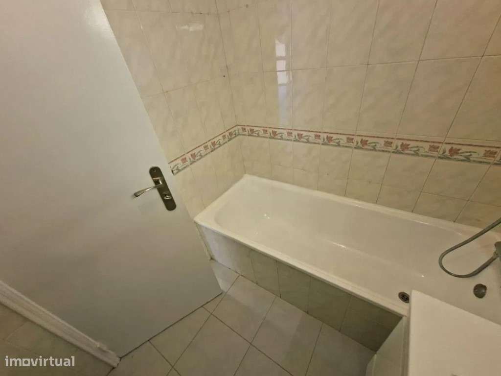 Apartamento T2 Remodelado na Tapada das Mercês-14