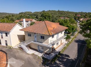 Ampla Casa de Campo Tradicional com Terreno e Casa de Hóspedes