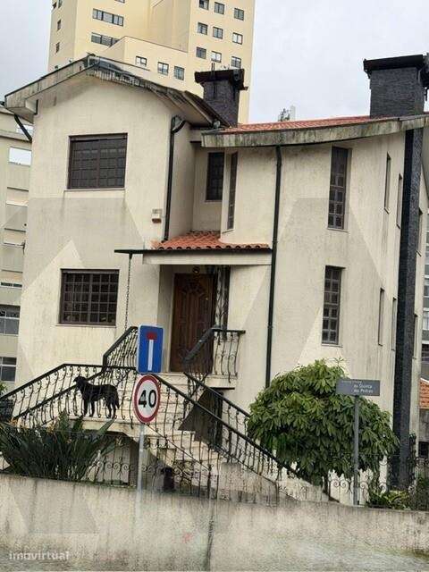 MORADIA T3 DE EXCEÇÃO NA RUA QUINTA DAS PEDRAS, MAFAMUDE, VILA NOVA DE - Grande imagem: 4/6