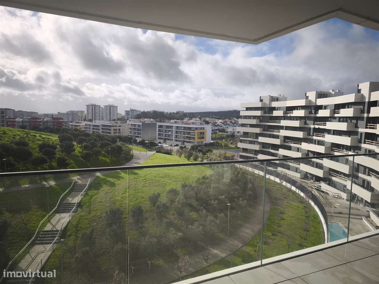 Elegância e Conforto em Carnaxide: T2 com Varandas, 2 Lugares de Garag-32