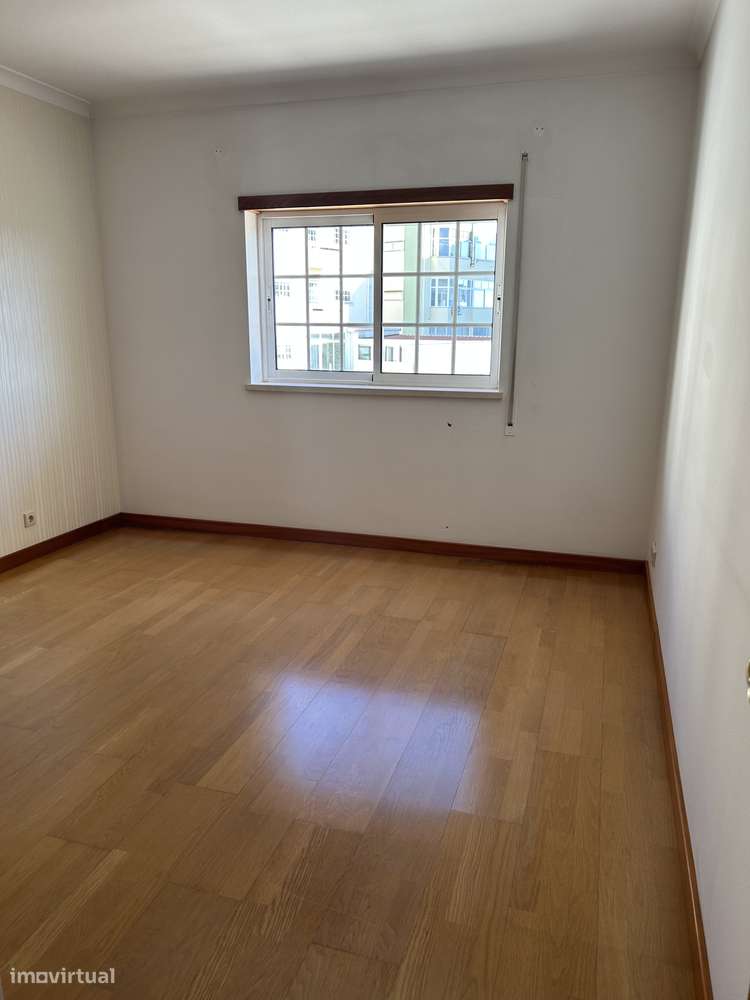 T3 Exelente c/  garagem tripla-8