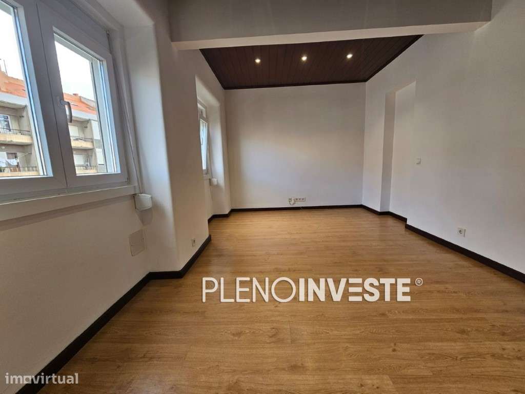 Apartamento T3 transformado em T2 com Quintal em Almada - Grande imagem: 2/28