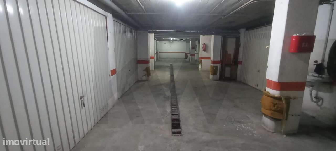 Oportunidade Única: Garagem Box com 16 m2 na Encosta do Sol-12