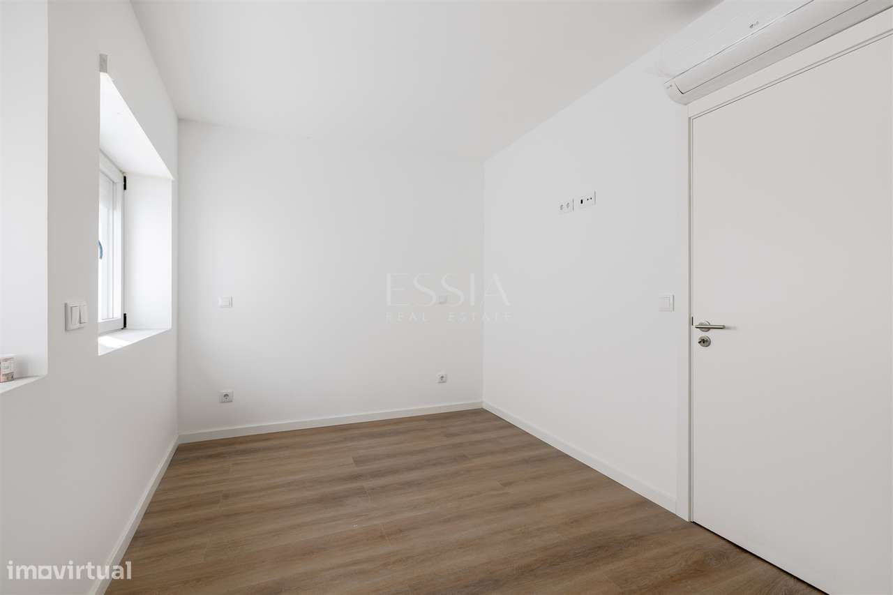 Marquês | Moradia Triplex T3+1 com 2 Garagens e Varandas-18
