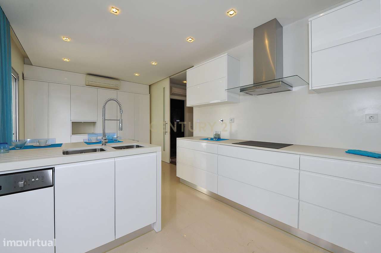 Moradia T3+1 Alto da Parede, em Condomínio Fechado com Vista Mar-15