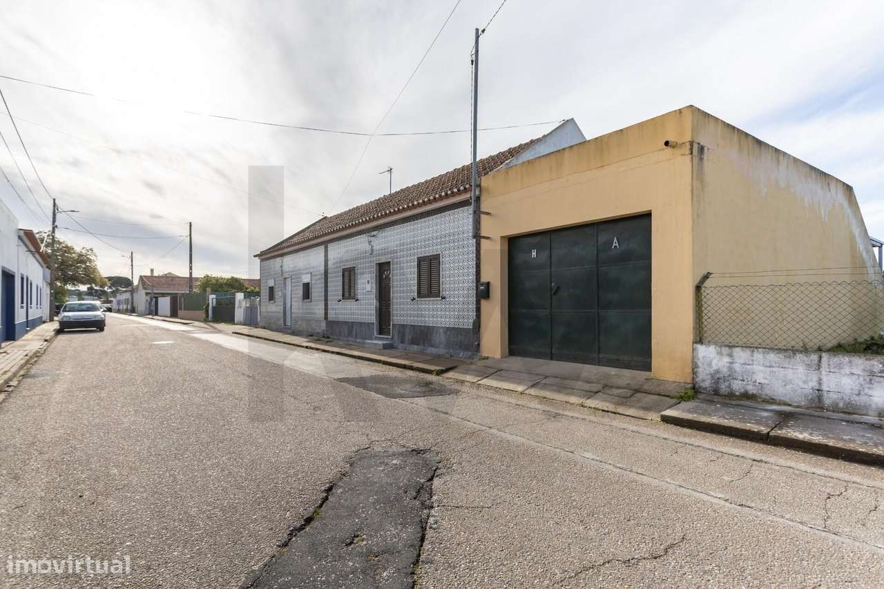 Moradia T2  com Garagem  e anexos inserida num lote de 1500 m2 de ter-55