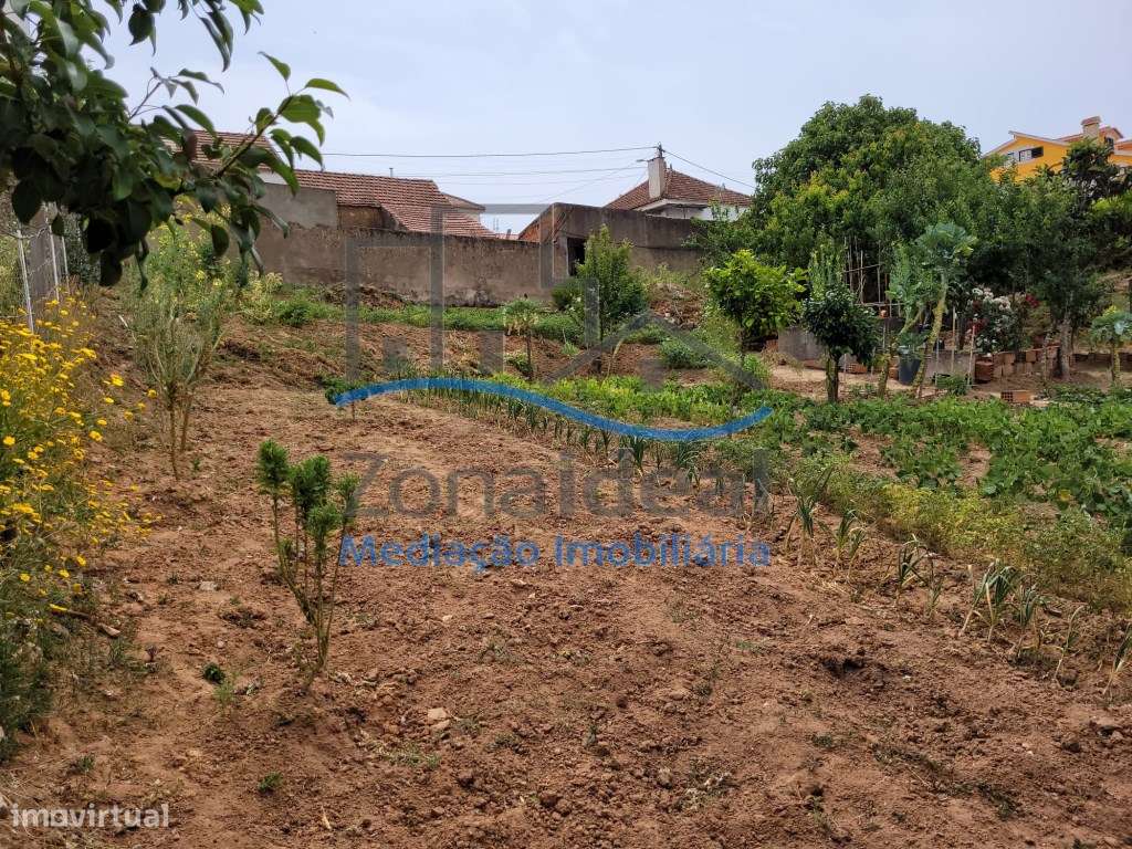 Moradia com quintal e terreno, localizada em Estribeiro, Abrigada, ...-19