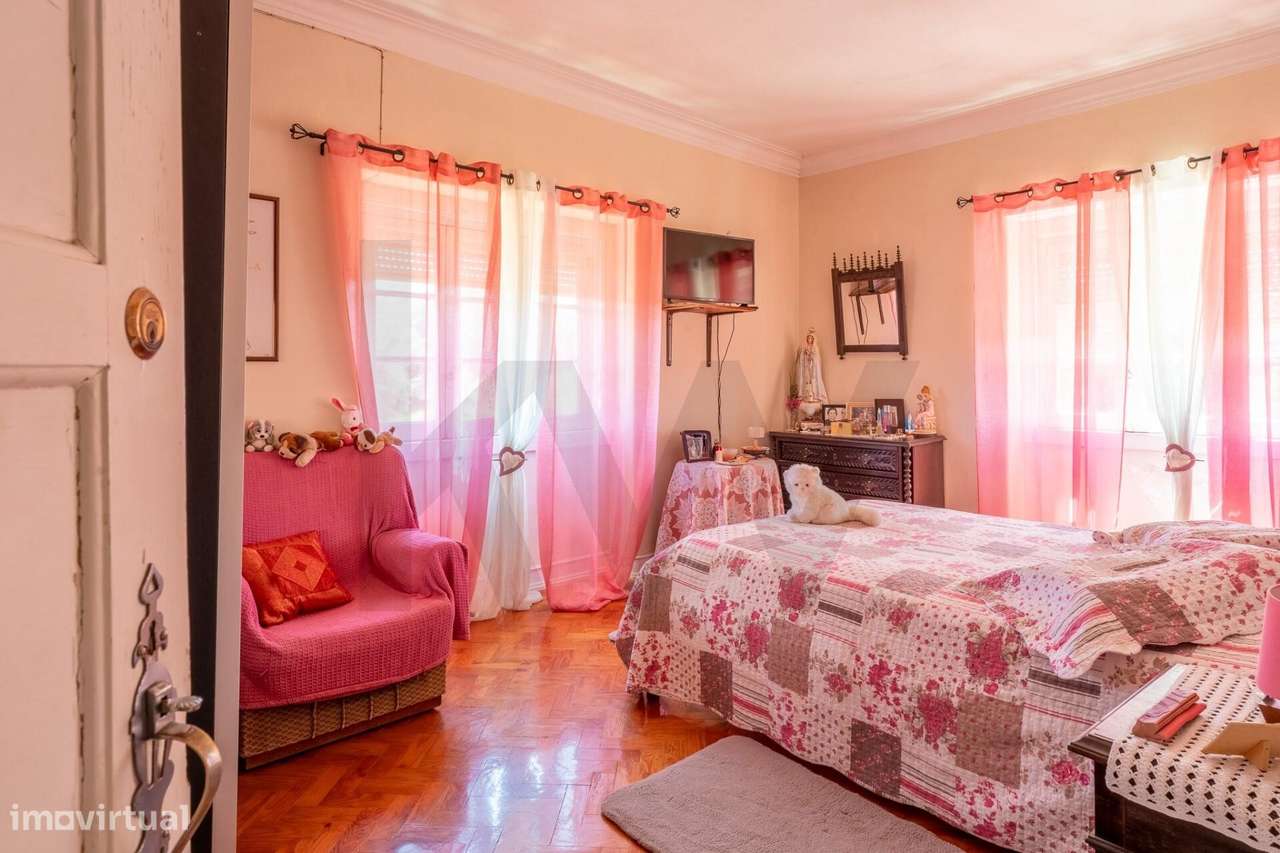 Quinta com 14.920m2 com Moradia T6 e Café em Tomar-13