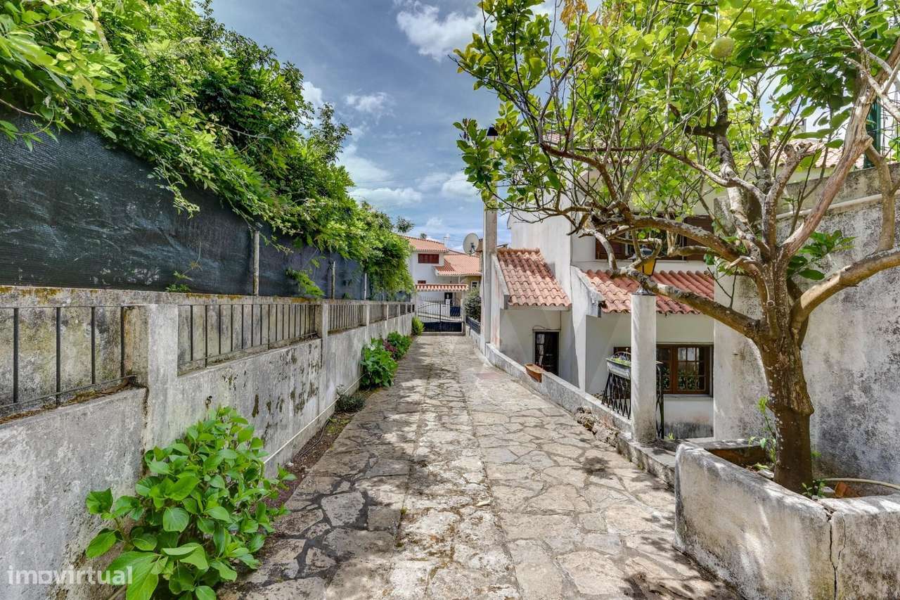 Moradia T6 em Sintra com jardim, garagem e vista de mar ao fundo-28
