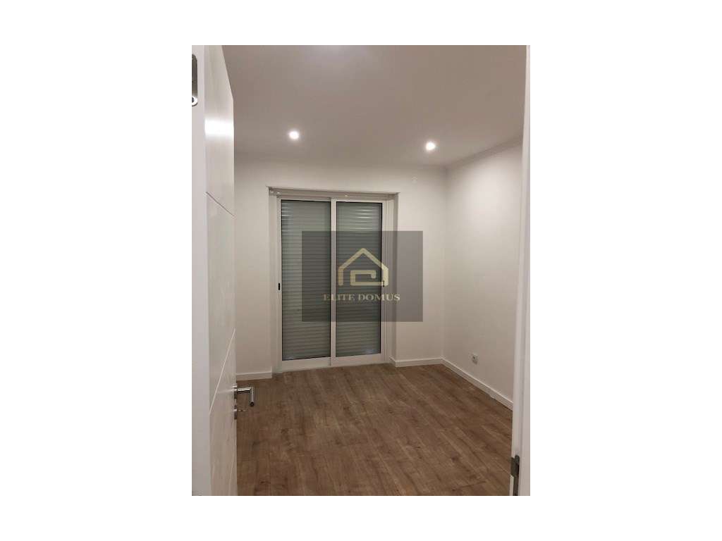 T1 Totalmente Remodelado com elevador e junto ao Metro - Reboleira!-17