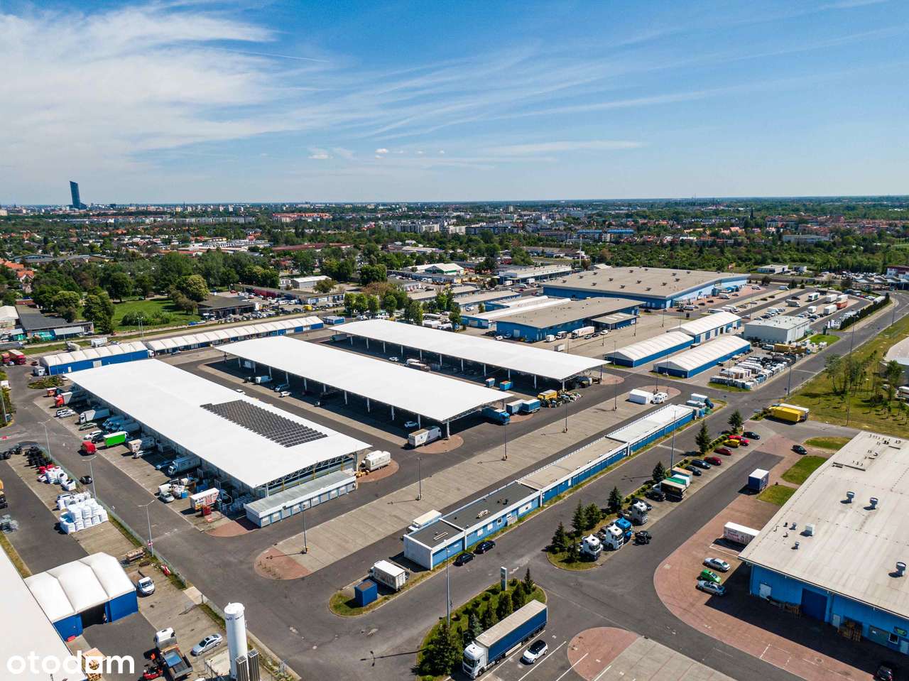 Plac utwardzony, kontener biurowy